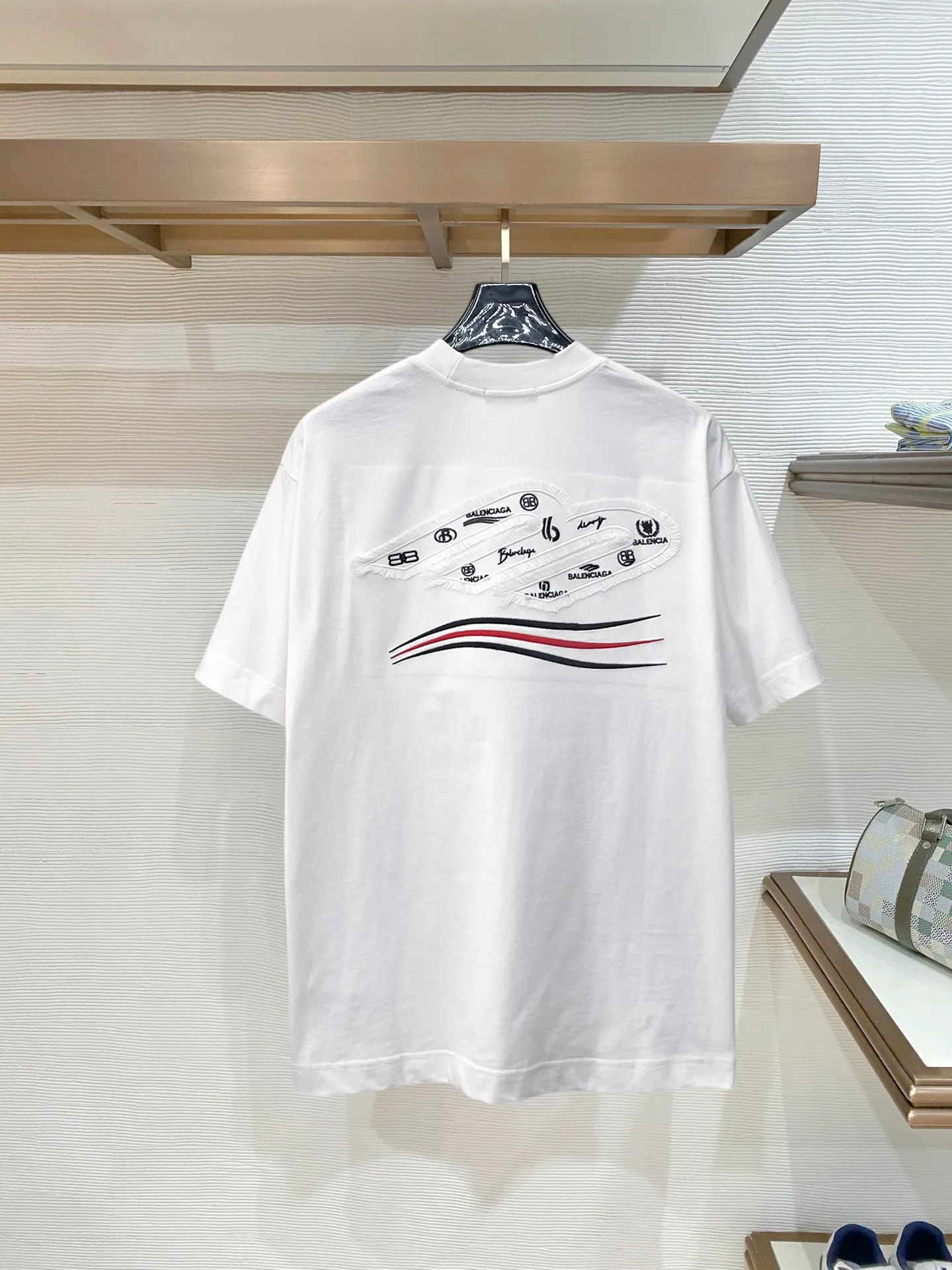 Balenciaga's high-end top-quality products 🐮2026 Spring and Summer New Arrival first counter, the latest New Arrival short-sleeved round neck T-shirt, Premium customized design, avant-garde and fashionable! Brand logo heavy craftsmanship design Premium customized 260g fabric. Soft to the touch. Comfortable to wear. Counter-level exquisite stitching. Fine workmanship. The upper body effect is incomparably handsome! A must-have item for men and women with the same style! Sizes: S~XXL When placing an order, please state your height and weight. The maximum wearing size is 210 pounds (one size larger)
